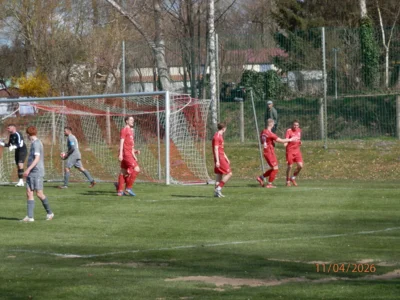 Wieder k&ouml;nnen die G&auml;ste den Ball, mit sichtlich unzufriedener Mine, nur aus dem Netz holen. Hannes Brandenburg (r.) hatte hier zum 4:0 getroffen. 