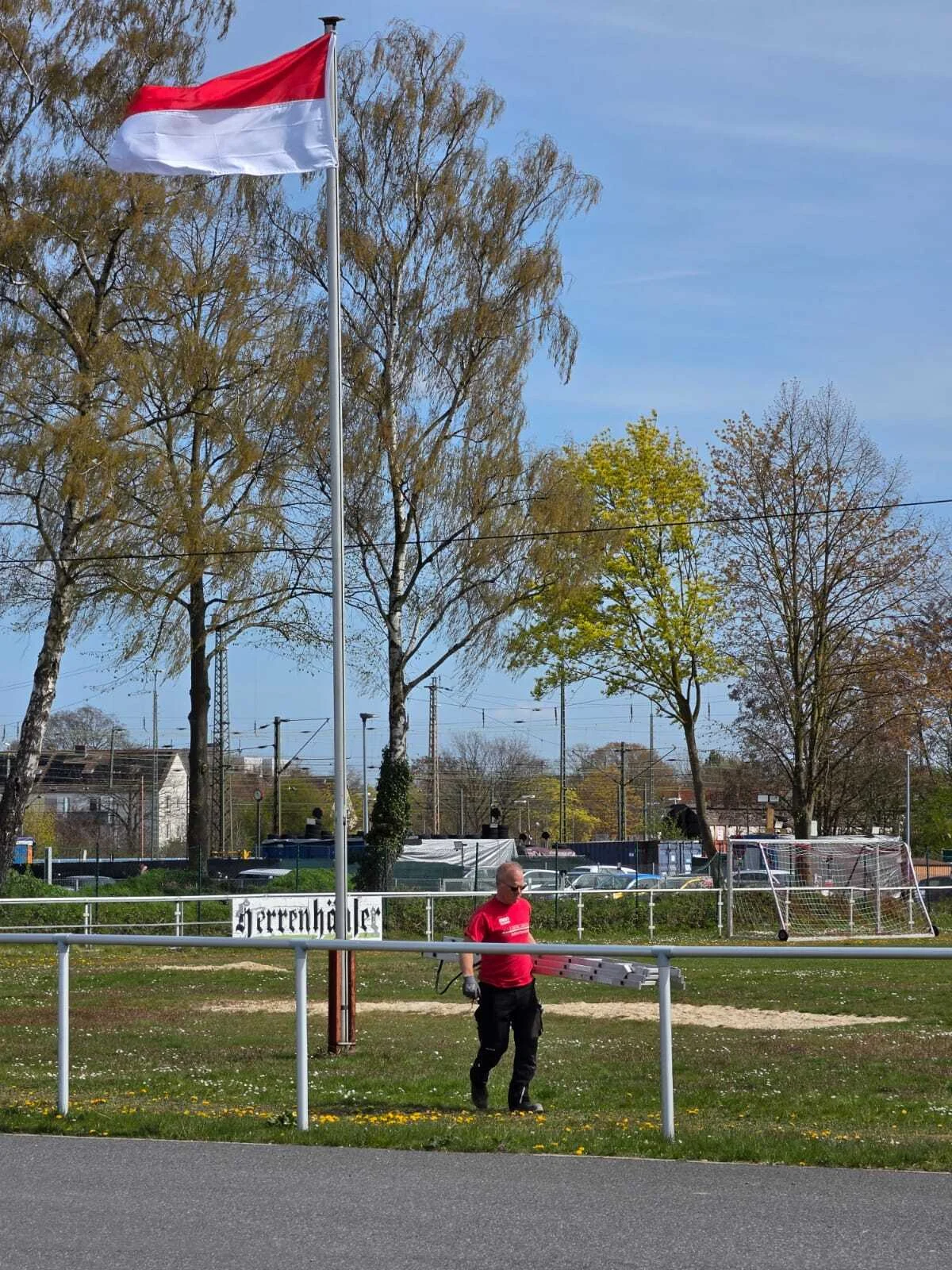 Bild : neue Fahne am Platz, montiert von Martin
