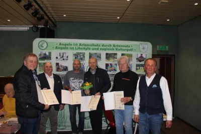 die mit hohen Verbandsauszeichnungen durch den Vorsitzenden und den GF geehrten; mit der Ehrennadel in Gold: Frank Haake l. & Karl Heinz Grund 4.v.l.; mit der Umwelt- und Hegemedaille: Riccardo Krafcick 3.v.l. & Gerhard Hildebrandt 5.v.l.  (Bild vergr&ouml;&szlig;ern)