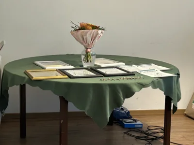 Die Ehrenurkunden liegen auf dem Tisch  (Bild vergr&ouml;&szlig;ern)