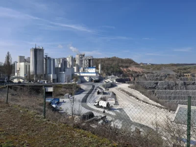 Blick von der Aarstra&szlig;e in Richtung Steinbruch und Werk  (Bild vergr&ouml;&szlig;ern)