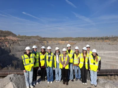 Gruppenfoto vor dem Kalksteinbruch, dem tiefsten Loch in Rheinland-Pfalz  (Bild vergr&ouml;&szlig;ern)