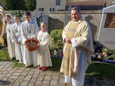 Pfarrvikar Anton Kopp und die Ministranten w&uuml;nschten allen ein frohes Osterfest.  (Bild vergr&ouml;&szlig;ern)