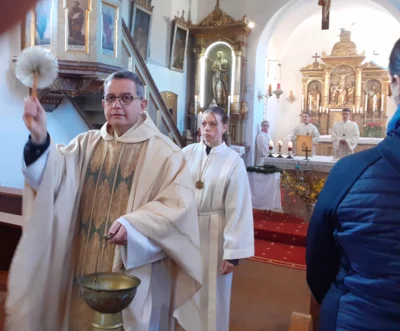 Der Geistliche segnete auch die Gottesdienstbesucher.  (Bild vergr&ouml;&szlig;ern)