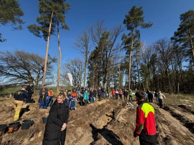 strahlender Sonnenschein lie&szlig; die Arbeit schnell von der Hand gehen  (Bild vergr&ouml;&szlig;ern)