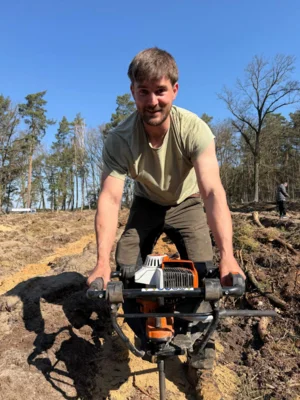 F&ouml;rster Aaron Piegorsch-Liehr hat den Erdbohrer fest im Griff  (Bild vergr&ouml;&szlig;ern)