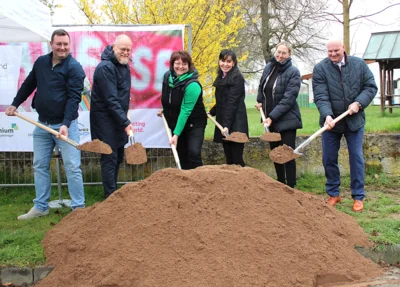 Die Beteiligten hatten beim symbolischen Spatenstich allen Grund zur Freude. Wird doch bald ein Ortsteil in den Genuss des schnellen Internets kommen.  (Bild vergr&ouml;&szlig;ern)