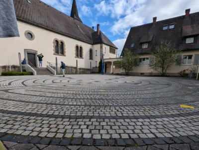 Gepflasterter Vorplatz eines Klosters  (Bild vergr&ouml;&szlig;ern)
