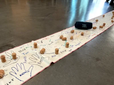 Handumrisse auf einem Banner mit Namen  (Bild vergr&ouml;&szlig;ern)