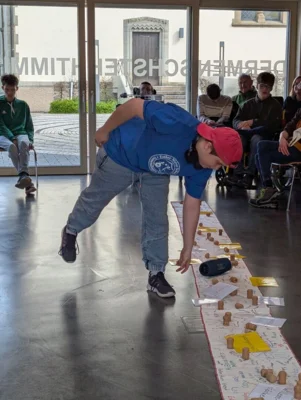 Eine Sch&uuml;lerin platziert einen Korken auf das Banner mit Handumrissen  (Bild vergr&ouml;&szlig;ern)