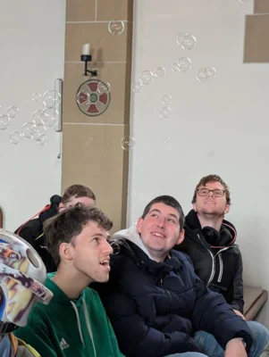 Sch&uuml;pler sitzen in einer Kirche und beobachten Seifenblasen  (Bild vergr&ouml;&szlig;ern)