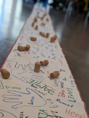 Handumrisse auf einem Banner mit Namen  (Bild vergr&ouml;&szlig;ern)