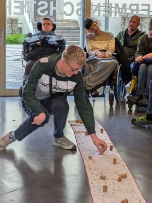 Ein Sch&uuml;ler platziert einen Korken auf das Banner mit Handumrissen  (Bild vergr&ouml;&szlig;ern)