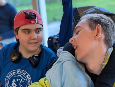 Zwei Sch&uuml;ler:innen beim Projekt  (Bild vergr&ouml;&szlig;ern)