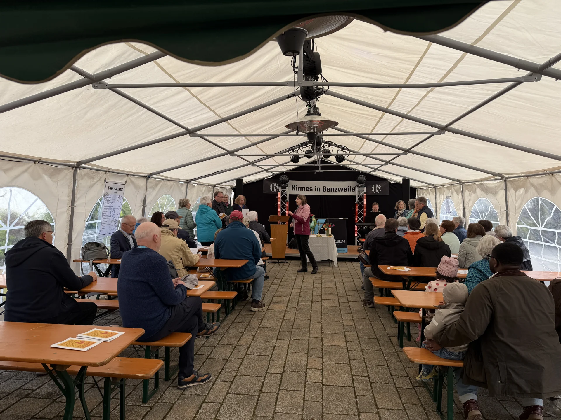 Bild: Ein Gottesdienst im Festzelt war eine wunderbare Einstimmung auf den Kirmessonntag