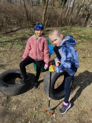 Julia und Victoria finden zwei R&auml;der am Parkplatz des Freibads Falkensee (Foto: Andrea Wussow).  (Bild vergr&ouml;&szlig;ern)