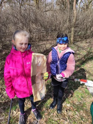 Kleine Helferinnen mit viel Elan - Julia und Victoria, zwei Schulfreundinnen aus der Erich-K&auml;stner-Grundschule sammeln in der Salzburger Stra&szlig;e M&uuml;ll (Foto: Andrea Wussow).  (Bild vergr&ouml;&szlig;ern)