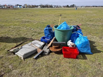 M&uuml;llfund auf dem Feld gegen&uuml;ber Hellweg sowie an der Spandauer Stra&szlig;e (Foto: Carolin)  (Bild vergr&ouml;&szlig;ern)