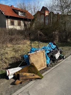 Die Helferinnen und Helfer aus der Nachbarschaft freuen sich &uuml;ber die schnelle Abholung des M&uuml;lls (Foto: Gabriele Kracht).  (Bild vergr&ouml;&szlig;ern)
