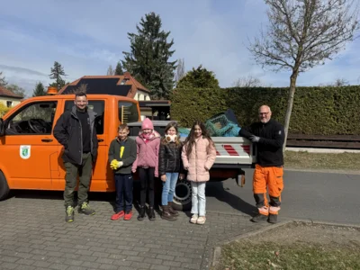 Kleine Helferinnen und Helfer beim Reinigen des W&auml;ldchens an der Elbeallee/Wupperstra&szlig;e (Foto: Janina Stark-Wietzoreck).  (Bild vergr&ouml;&szlig;ern)