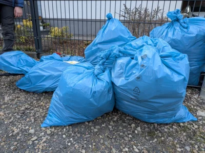 Nach 2,5 Stunden M&uuml;ll sammeln am Radweg der Sympathie haben zwei Erwachsene und drei Kinder einiges gefunden (Foto: Janna Fabeck).  (Bild vergr&ouml;&szlig;ern)