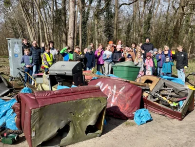 Die Kinder der Klasse 4A von der Lessing-Grundschule waren wieder am Umwelttag aktiv und sammelten flei&szlig;ig mit Geschwistern, Eltern und Ihrer Klassenlehrerin M&uuml;ll in Falkensee (Foto: Almut Flade).  (Bild vergr&ouml;&szlig;ern)