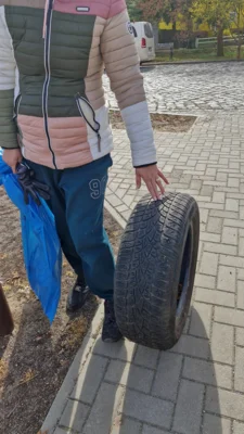 Familie Tech hat rund um den Asternplatz f&uuml;r Sauberkeit gesorgt (Foto: Michaela Tech).  (Bild vergr&ouml;&szlig;ern)