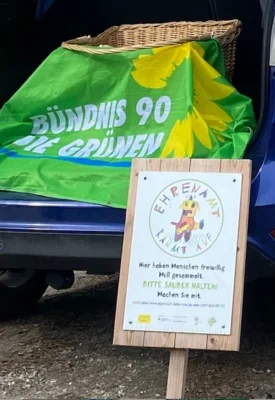 Helferinnen und Helfer von B&Uuml;NDNIS90/Die Gr&uuml;nen sammelten entlang der Haydnallee (Foto: Silke Boll).  (Bild vergr&ouml;&szlig;ern)