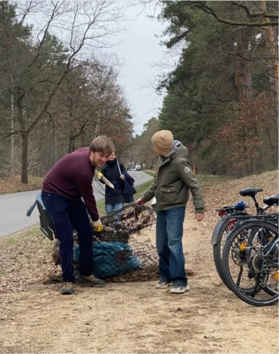 Helferinnen und Helfer von B&Uuml;NDNIS90/Die Gr&uuml;nen sammelten entlang der Haydnallee (Foto: Silke Boll).  (Bild vergr&ouml;&szlig;ern)