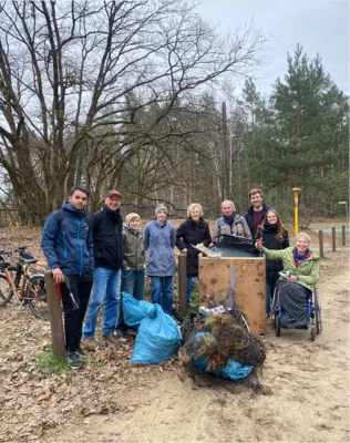 Helferinnen und Helfer von B&Uuml;NDNIS90/Die Gr&uuml;nen sammelten entlang der Haydnallee (Foto: Silke Boll).  (Bild vergr&ouml;&szlig;ern)
