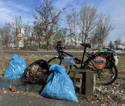 Sammelaktion entlang des Radwegs der Sympathie zwischen Neusser Stra&szlig;e und Panzerstra&szlig;e (Foto: Ute Schult).  (Bild vergr&ouml;&szlig;ern)