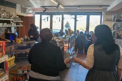 Den Vormittag &uuml;ber kamen immer wieder Kunden zum Prosit auf das Jubil&auml;um vorbei und gesellten sich zu den G&auml;sten an Tischen des Dorfladen-Caf&eacute;s.  (Bild vergr&ouml;&szlig;ern)