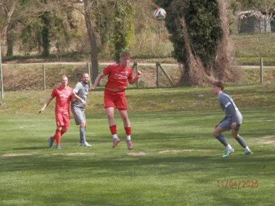 Seenland Youngster Finn Ole Hannemann, hier mit kl&auml;render defensiver Kopfballaktion, &uuml;berzeugte zuletzt mit guter, aktiver dynamischer Spielweise. 