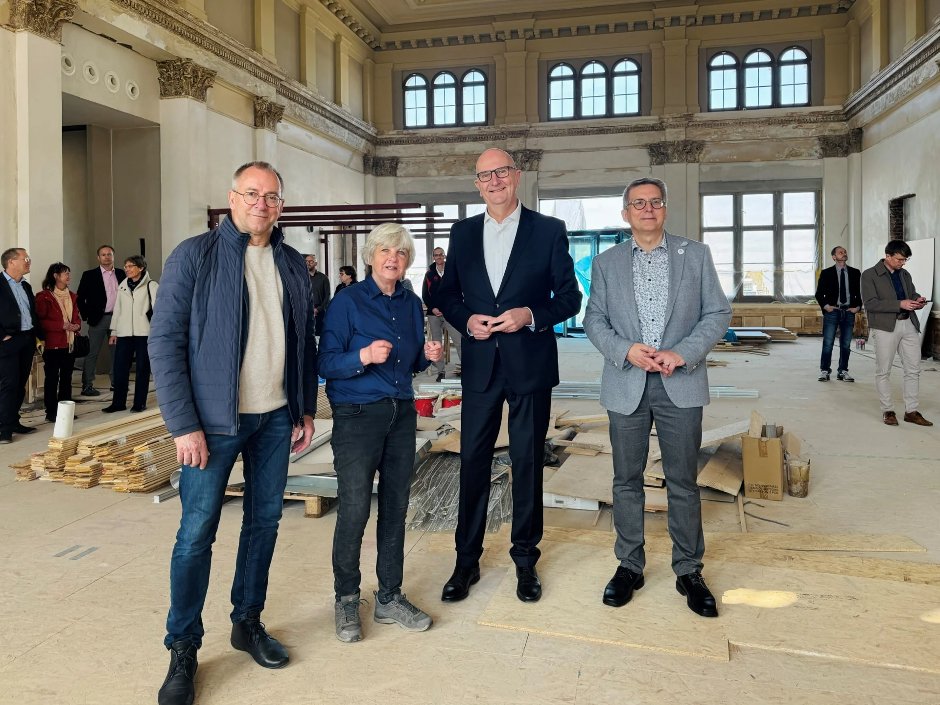Bild: WGW-Geschäftsführer Torsten Diehn, Architektin Bärbel Kannenberg, Ministerpräsident Dr. Dietmar Woidke und Bürgermeister Dr. Oliver Hermann im Mitropa-Saal des Bahnhofs (Von links)