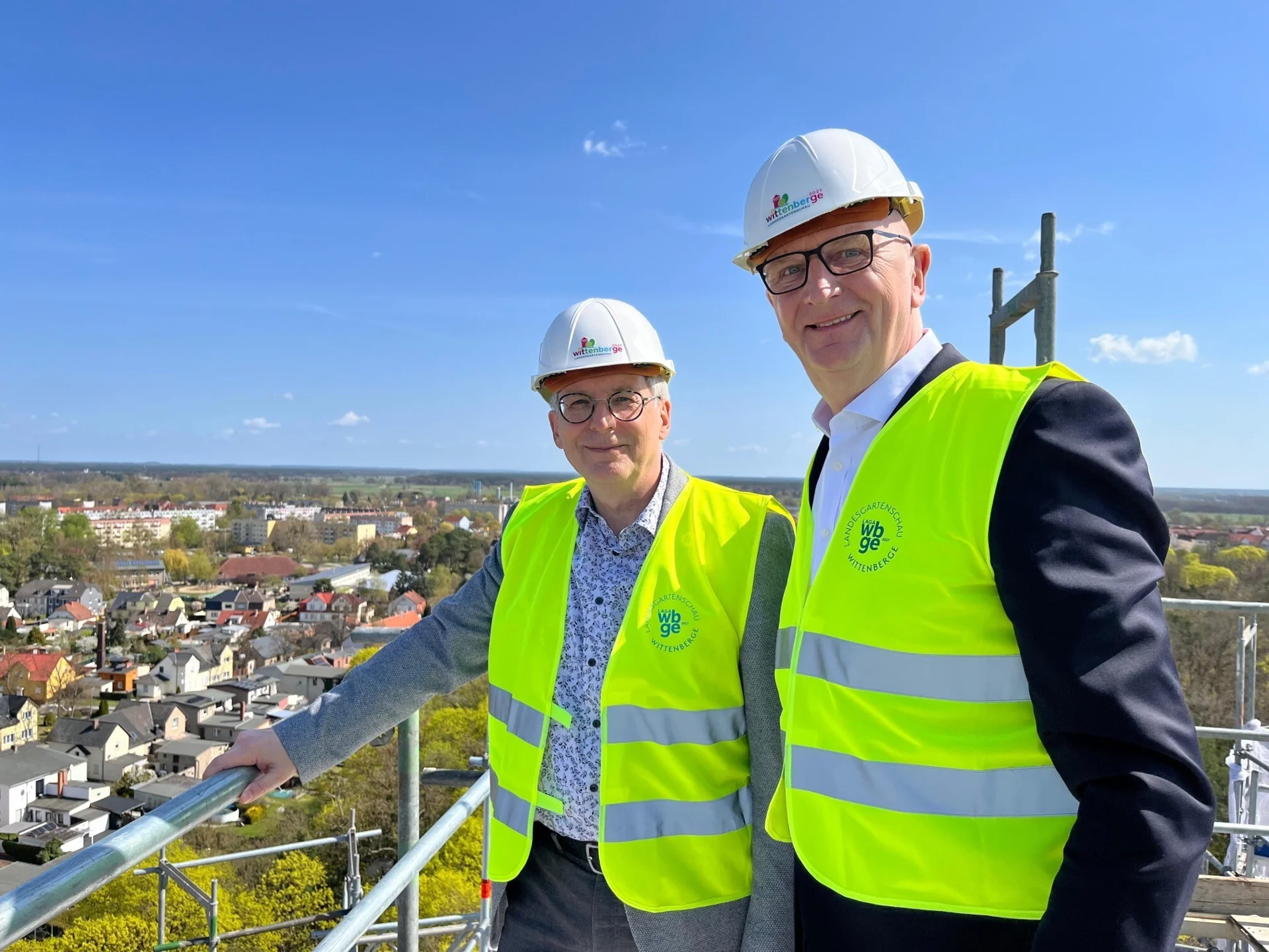 Bild: Mit dem Bauaufzug ging es für Bürgermeister Dr. Oliver Hermann und Ministerpräsident Dr. Dietmar Woidke auf das Dach des Wasserturms I Foto: Julia Westermann
