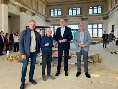 WGW-Gesch&auml;ftsf&uuml;hrer Torsten Diehn, Architektin B&auml;rbel Kannenberg, Ministerpr&auml;sident Dr. Dietmar Woidke und B&uuml;rgermeister Dr. Oliver Hermann im Mitropa-Saal des Bahnhofs (Von links) 