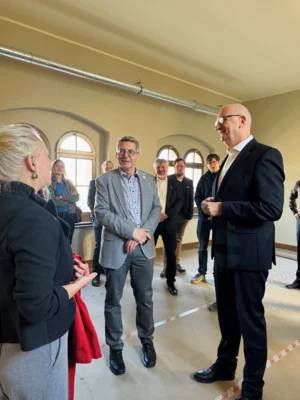 Siw Foge, Leiterin der Kleinstadt Akademie im Gespr&auml;ch mit Ministerpr&auml;sident Dr. Dietmar Woidke 