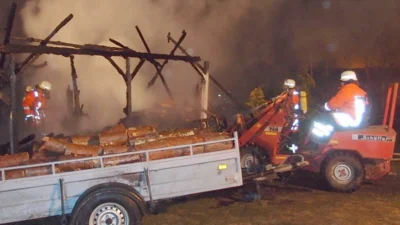 Entfernen von angebranntem Holz mit einem Hoftruck  (Bild vergr&ouml;&szlig;ern)