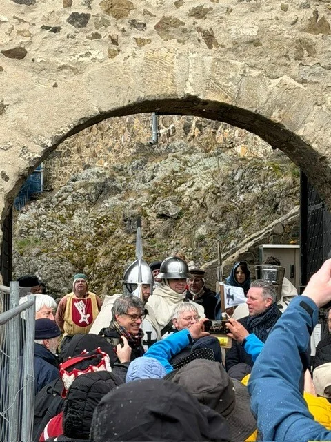 Bild: Geladene Gäste vor dem Tor ©Selketal