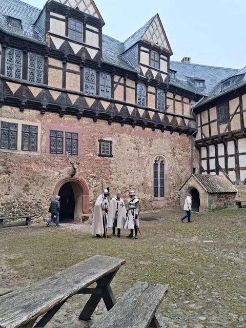 Bild: Ritter im Innenhof ©Ch.Breuer