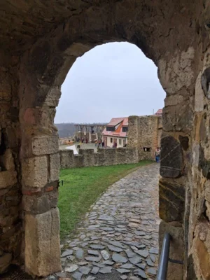 Blick auf den Burghof &copy;Ch.Breuer  (Bild vergr&ouml;&szlig;ern)
