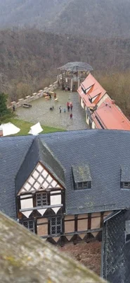 Blick vom Burgturm runter &copy;Ch.Breuer  (Bild vergr&ouml;&szlig;ern)