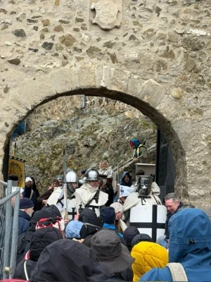 Ritter im Tor stehend &copy;Selketal  (Bild vergr&ouml;&szlig;ern)