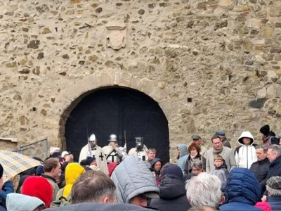 Ritter vor dem Burgtor &copy;Ch.Breuer  (Bild vergr&ouml;&szlig;ern)