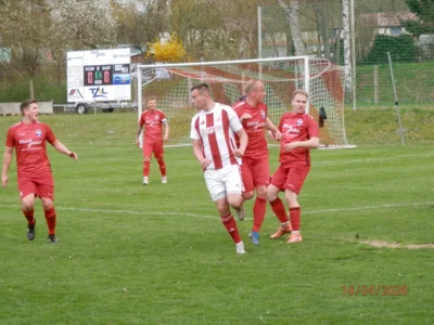 Volle Konzentration am eigenen Strafraum, wie hier sichtlich erkennbar auch an der Mimik der ,,Roten", zeigten die Seenl&auml;nder, wie vom Trainer gefordert, auch &uuml;ber fast die gesamte Spielzeit. 