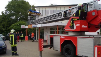 Rettung der Person mittels DLK  (Bild vergr&ouml;&szlig;ern)