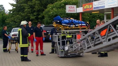 Rettung der Person mittels DLK  (Bild vergr&ouml;&szlig;ern)