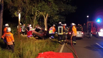 Bei einem Verkehrsunfall zwischen Velpke und Wahrstedt sind zwei junge M&auml;nner gestorben  (Bild vergr&ouml;&szlig;ern)