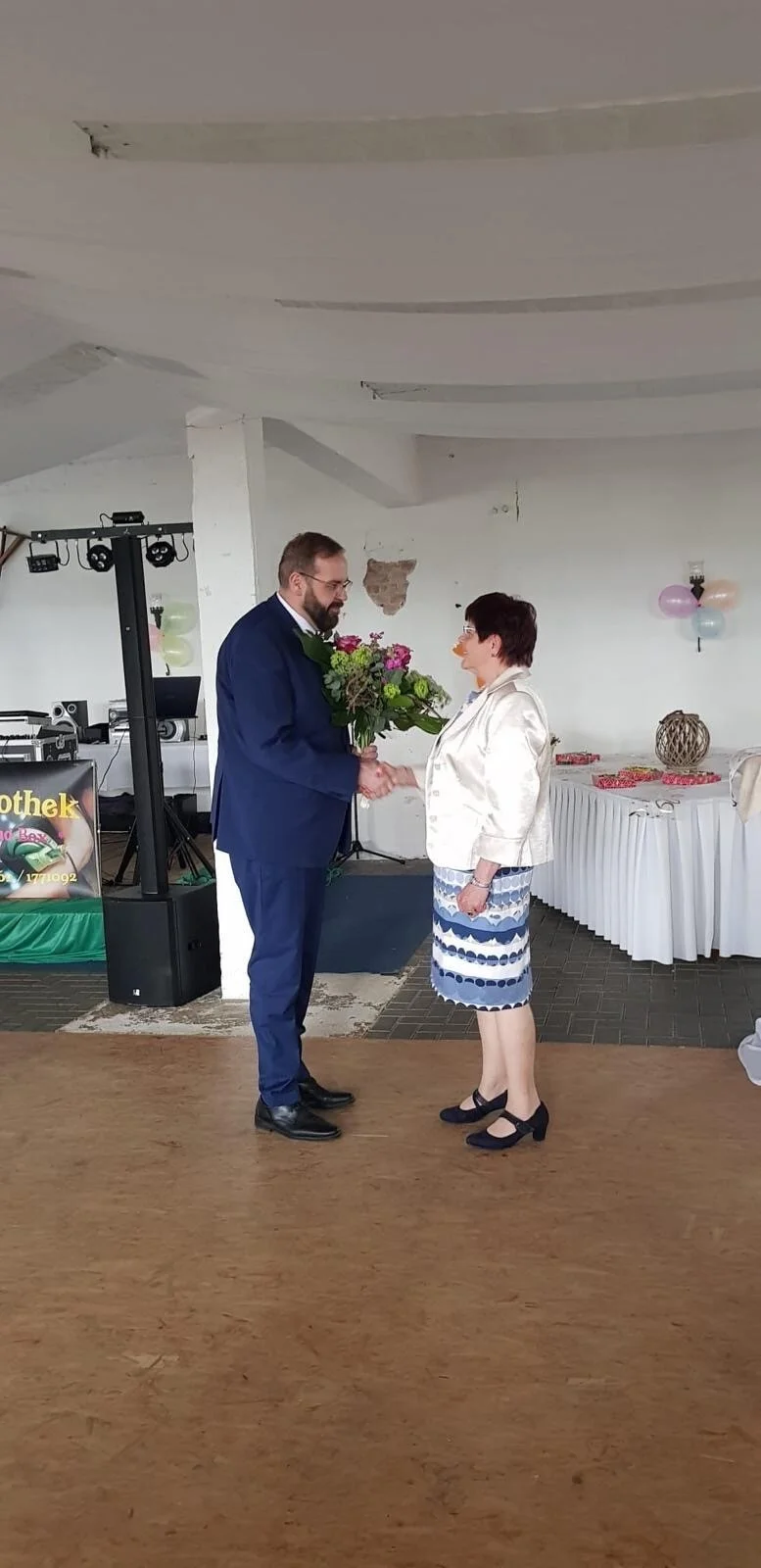 Bild: Bildungsminister Gordon Hoffmann gratulierte Brigitte Schmidt, Leiterin der Frauengruppe