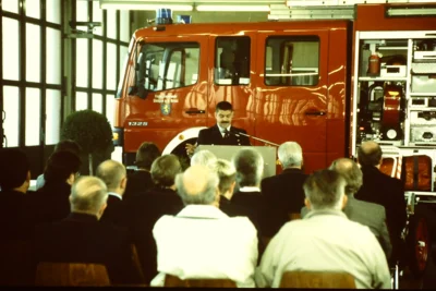 16.10.1999 - Stadtbrandmeister Bernd Eckardt bei der &Uuml;bergabe des Fahrzeugs  (Bild vergr&ouml;&szlig;ern)